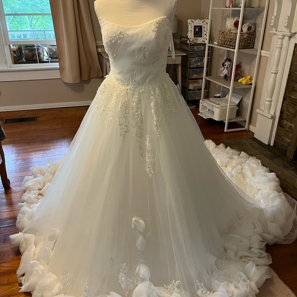 NWT Elegant White Strapless Wedding Dress - Picture 1 of 7